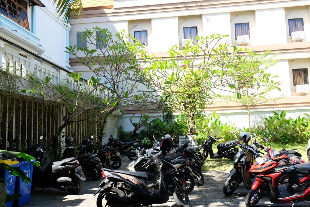 Palm Garden Kuta Hotel Кута Екстериор снимка