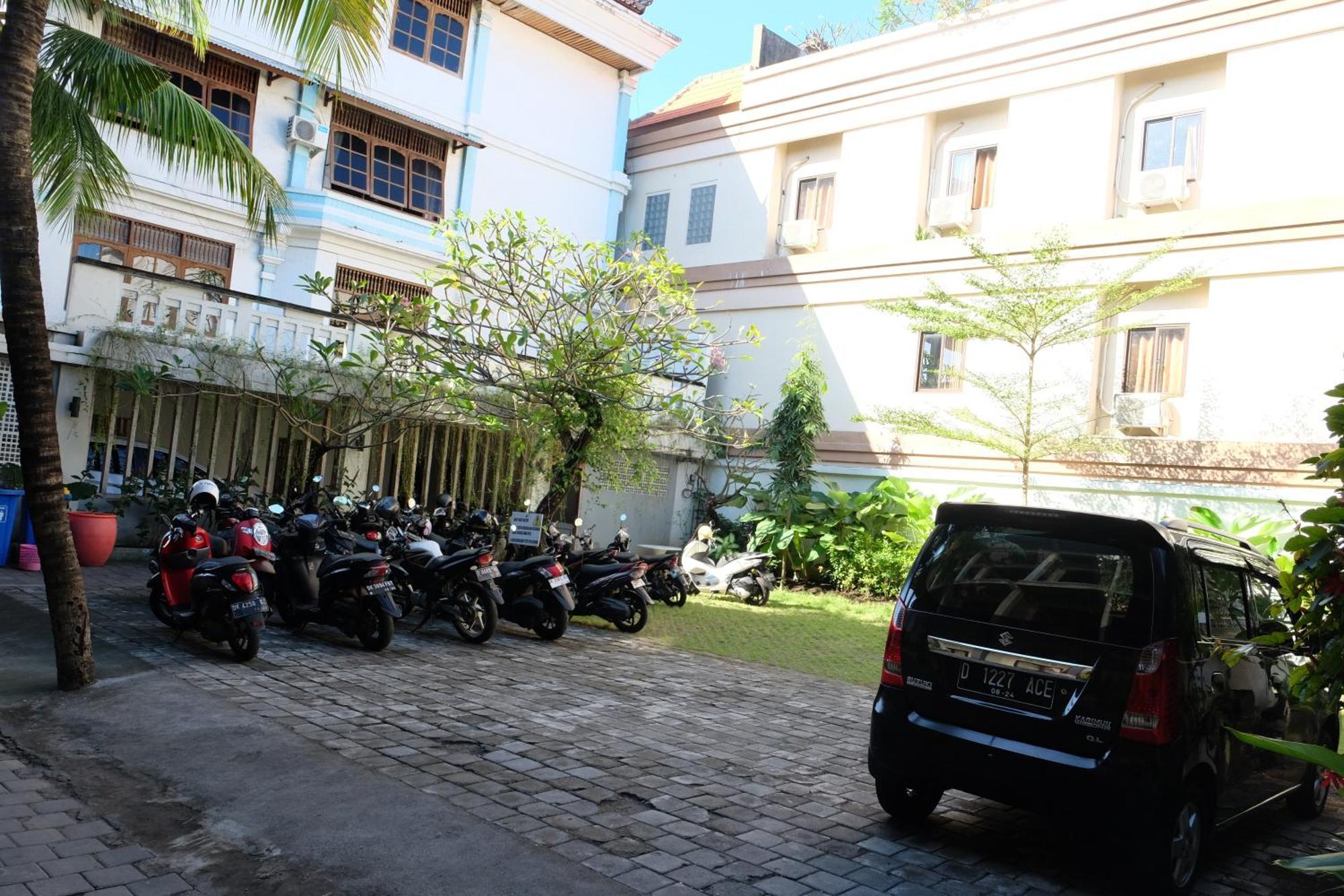Palm Garden Kuta Hotel Кута Екстериор снимка