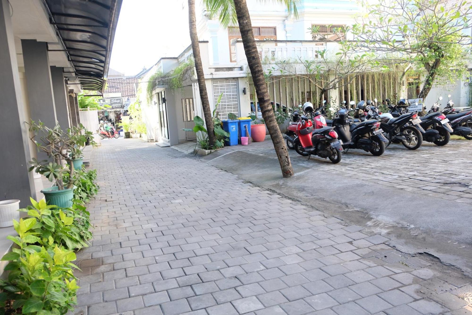 Palm Garden Kuta Hotel Кута Екстериор снимка