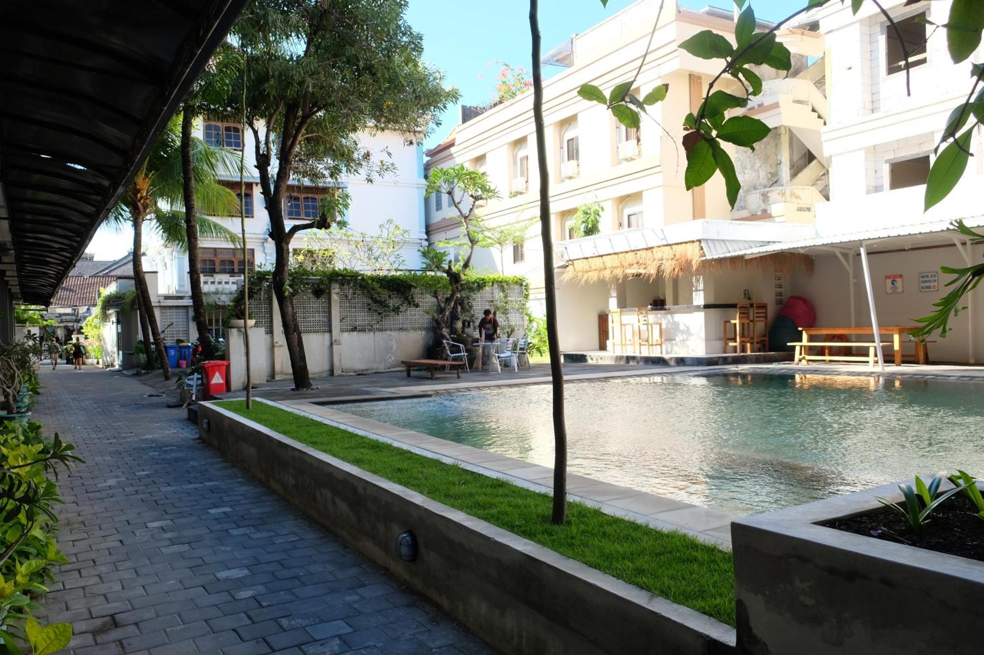 Palm Garden Kuta Hotel Кута Екстериор снимка