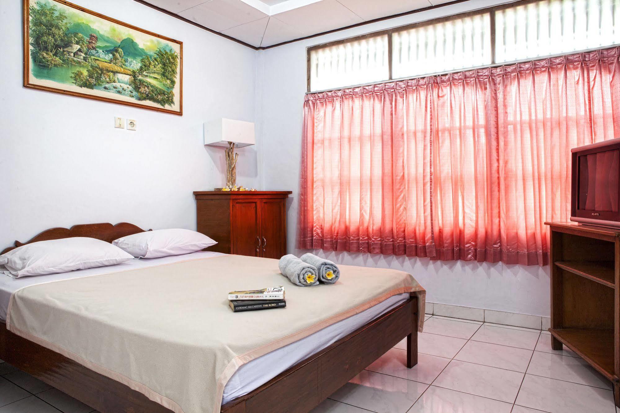 Palm Garden Kuta Hotel Кута Екстериор снимка