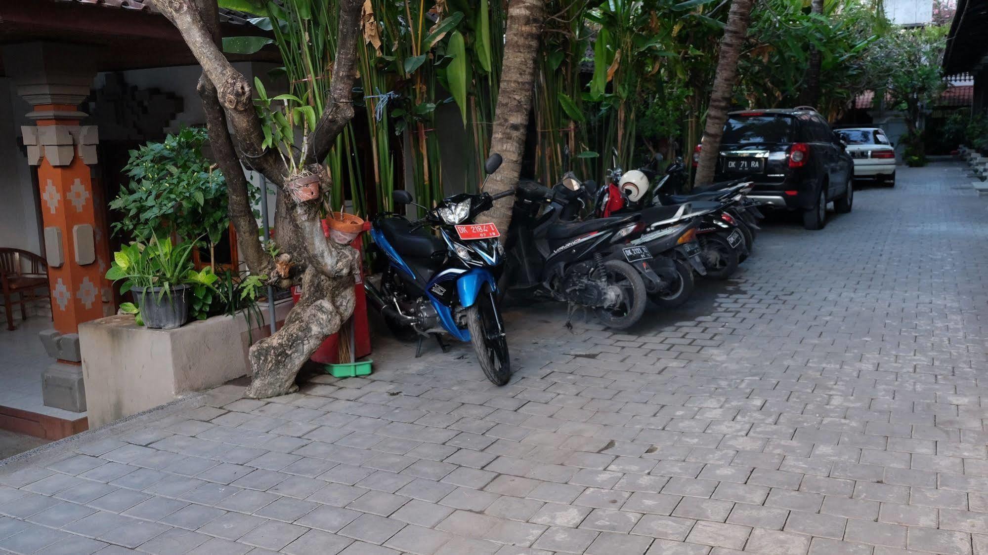 Palm Garden Kuta Hotel Кута Екстериор снимка